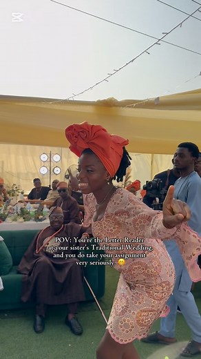 #AburoIyawo #LetterReader The moment Aanu, aka The Letter Reader stole the show at her sister’s wedding. 😁 As it is now, be like I go change my JD to Letter Reader o, tori, the way Letter Readers do cash out ehn, it’s not a small something. 😌 This is our energy for the new week. ⚡️ . . Registration for Alága Royale’s Beginner’s Class is on. You want to become a Professional Alága, and you want to do it as good as Alága Royale, and even better? Then this class is for you! Please send a DM, or c