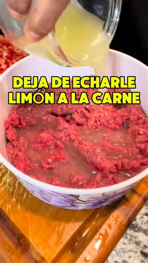 Nicolás Sastré on Instagram: "Observa muy bien. Mucha gente cree que si le echas limón a la carne “ya se cocinó”. Pero NO. Lo que pasa es que el ácido del limón solo desnaturaliza las proteínas y por eso cambia de color. Ese cambio no mata bacterias como Salmonella o E. coli. Y aquí viene lo peligroso: Si comes carne “curada” con limón, o carne tártara, puedes estar comiendo bacterias vivas. La única forma real de hacerla segura es: cocción completa. Así que no te confíes del color… El limón NO