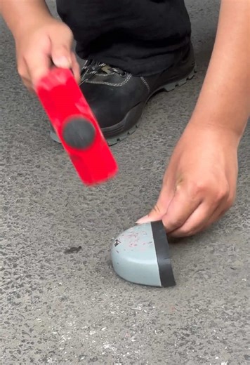 Impact-resistant toe cap,protecting your toes.#safetoe #safetyshoes #tiktok