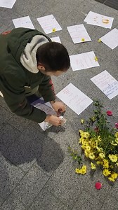 89K views · 4K reactions | Performans "Krvave (po)ruke" u centru Čačka Građanski aktivista i pesnik Jevđenije Julijan Dimitrijević izveo je večeras preformans na Gradskom šetalištu u Čačku, ostavljajući na papirima ispisane poruke i otiske šaka ofarbane u crvenu boju. | Epicentar Press - Informativni portal | Facebook