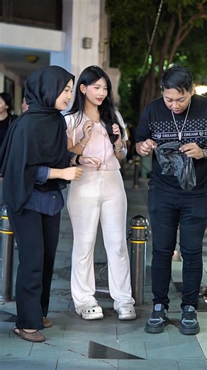 trow money inside plastic prank #shorts