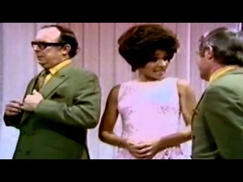 Shirley Bassey - Diamonds Are Forever / Smoke Gets In Your Eyes (1971 Live)
