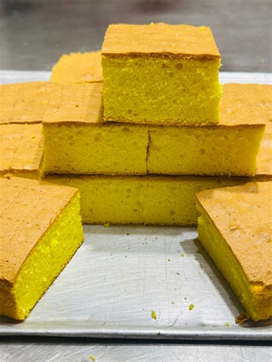 Soft and fluffy chiffon slice cake For cake batter mixture 👇 6 egg yolks 1/2 tsp iodize salt 1 tsp vanilla extract 1/3 cup white sugar 1/2 cup oil 1/2 tbsp lemon juice pwedi lemon extract 1/2 evaporated milk 1 and 3/4 cup cake flour 1 tsp baking powder Drops of food color gel yellow For merengue 👇 6 egg whites 1/2 tsp cream of tartar 1/2 cup white sugar 11 and 1/2 x12 x 2 cake pan size Bake preheated oven 160 degrees Celsius for 35 to 40 minutes #chiffonslice | Inday Jonna Tinapay