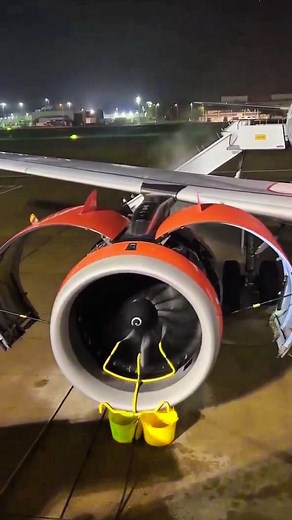 🛠️ Engine spa day! This jet's getting a wash so clean, even the fan blades are smiling 😄 ✈️ Because even turbofans need TLC! #AviationMaintenance #EngineWash #JetLife #AirplaneCare #BehindTheScenes #AviationReels | Kuan-Yin Liu