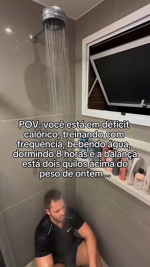 Nutrifofo Nutricionista on Instagram: "Segue @nutrifofo que amanhã tem mais! @nutrifofo VOCÊ NÃO ENGORDOU, É A BALANÇA QUE TÁ TE FAZENDO SURTAR. Tem gente que sobe na balança e já acha que TODO O ESFORÇO FOI EM VÃO. Calma, fofuxa, O número da balança muda por vários motivos, e na maioria das vezes… não tem NADA a ver com gordura! Se liga nas paradas que bagunçam o peso na balança (e a sua cabeça também): 1. Retenção de líquido – Bebeu mais água? Comeu muito sal? Pronto, balança surtou. 2. Alimen