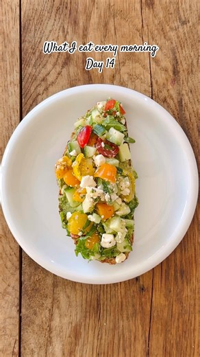 Quick pesto toast with fresh salad 🥗 | Healthy breakfast idea | Feta Cucumber Salad #breakfast