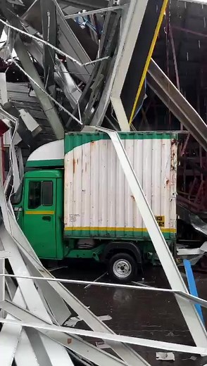 Severe winds, rain hit Mumbai; billboard collapse in Ghatkopar | NewsMobile