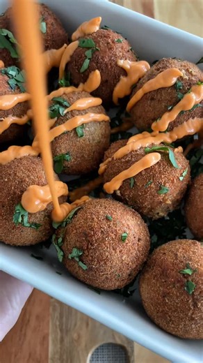 Sanam Jamal • Home Chef • Explores • Stories on Instagram: "Crunchy outside, smoky & cheesy inside. 😩🌟 Full Recipe pinned in comments!! 🔥 Pro Tips for PERFECT Molten Cheesy Potato Bombs 🔥 1. Double coating is NON-NEGOTIABLE • Always do slurry → crumbs → slurry → crumbs • This creates a protective seal • Prevents cheese from bursting or leaking while frying 👉 Single coating = cheese escape plan 😅 ⸻ 2. Seal the potato ball like your life depends on it • No cracks, no thin spots • Roll gently