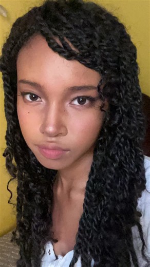 Girl don’t underestimate how versatile you curly hair is | side bangs