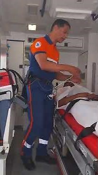 Installation sur le brancard de l' ambulance.