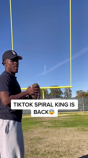 BEST SPIRAL ON TIKTOK😎 #weezyfootball #sports #throwing #quarterback #qb #nfl #nflfootball #ncaa #madden #collegefootball #highschoolfootball #football #spiral #footballtiktok