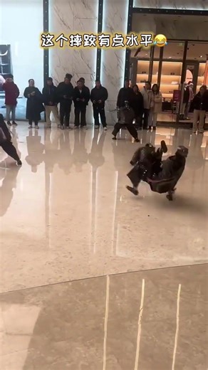 这地太滑了，机器人不小心打滑，只往后退，最后终于摔倒了。。。#robots #robotshow