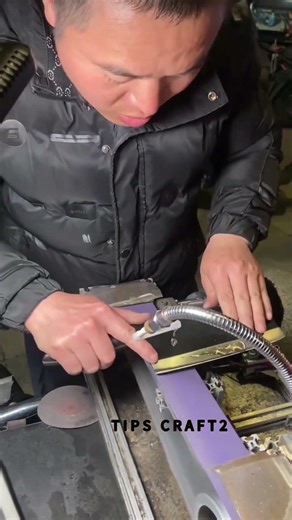 A hands-on experience with a new type of knife sharpener: steady hand and correct angle.