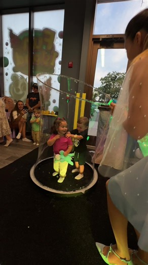 Magical Bubble Show: Enchanting Moments of Fun