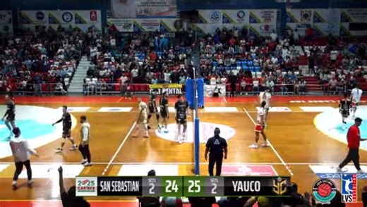 𝗬𝗮𝘂𝗰𝗼 𝘀𝗲 𝗿𝗼𝗯𝗮 𝗲𝗹 𝗽𝗿𝗶𝗺𝗲𝗿𝗼 𝗽𝗼𝗿 𝗲𝗹 𝗰𝗮𝗺𝗽𝗲𝗼𝗻𝗮𝘁𝗼 𝗱𝗲 𝗹𝗮 𝗟𝗩𝗦𝗠 Redacción el Sol de PR Cafeteros de Yauco - Página Oficial se llevan el primero de la serie final de la Liga de Volibol Superior Masculino (LVSM) al imponerse en un dramático partido que se extendió a cinco sets, sellando la victoria en un decisivo parcial que culminó 26-24. El sexteto yaucano supo responder bajo presión y se robó el triunfo en San Sebastián, tomando ventaja temprana en el primer jue