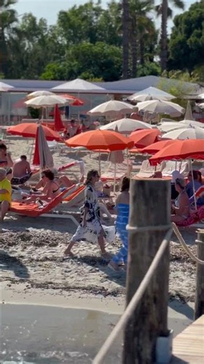 Strand von Pampelonne 🏖️ | Tahiti Strand 🏖️ | Panoramablick vom Tahiti Strand 🏖️ Steg.