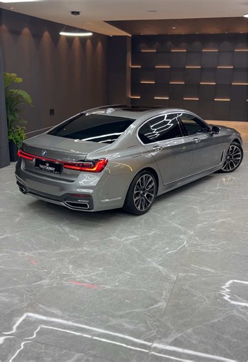 Comparing BMW 7 Series and Mercedes S-Class