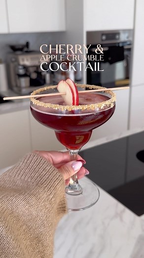 Liv  | coffee & cocktail girl on Instagram: "Anzeige l the perfect fall drink: Jack Daniel`s Apple & Cherry Crumble cocktail 弄 • 4 cl JACK DANIEL`S Tennessee Apple • 12 cl Kirschsaft • 2 cl Saft einer frischen Zitrone • Zitronenzeste oder Apfelscheiben zum garnieren #18+ #massvollgeniessen.de @jackdaniels.de ________________ #fallcocktail #falldrinks #applecrumble #cocktail #cocktails #cocktailrecipes #cocktailrecipe #jackdaniels #whiskey"