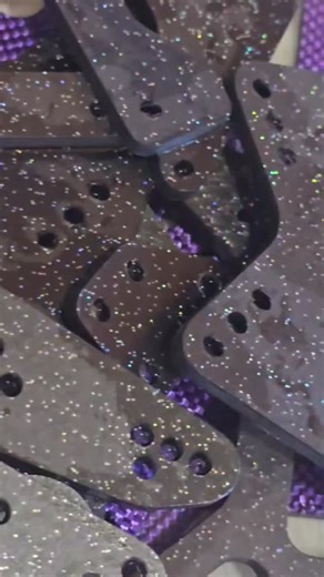 I don’t know about you, but I think Brian Kinwald was on to something when he used DA-Graphite Iridium carbon fiber with holographic glitter for his rear shock tower on his 93 worlds car. We had a couple of sheets of this material made by DA-Graphite and just got the first batch of new parts made. This batch has a heavier coating of glitter than what is on the BK world’s car. What RC model would you deck out in iridium carbon fiber? Let us know in the comments 👇#customcolorcarbon #vintagerc #cu