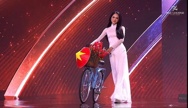 Hương Giang nhận bão lời khen ở màn thi Trang phục truyền thống Miss Universe 2025