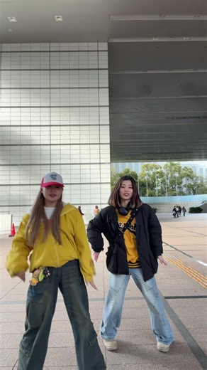 黄色の服が魅力的なKID PHENOMENONの動画