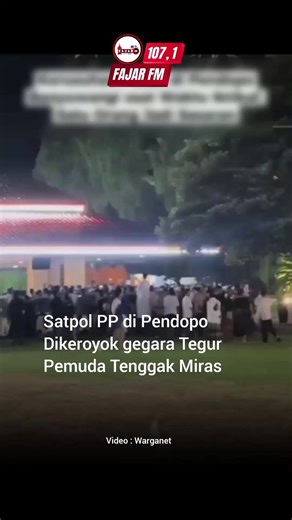 ‎Suasana khusyuk ibadah iktikaf di Masjid Agung Baiturrahman Banyuwangi mendadak gempar pada Minggu (15/3/2026) dini hari. Keributan terjadi di kawasan Pendopo Sabha Swagata Blambangan setelah seorang petugas Satpol PP berinisial AF (32) menjadi korban pengeroyokan oleh sekelompok pemuda. ‎ ‎Dilansir dari detikJatim, peristiwa bermula saat korban bersama rekannya HR (35) yang sedang piket malam memeriksa area pendopo. Saat itu mereka mendapati sekelompok pemuda dan pemudi duduk bergerombol di tr