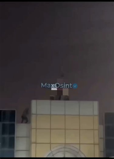 🚨The Kuwaiti flag was lowered and the Iraqi flag was raised above the Kuwaiti consulate in Basra by angry protesters denouncing Kuwait for allowing the USA to use it's land to bomb Iraq