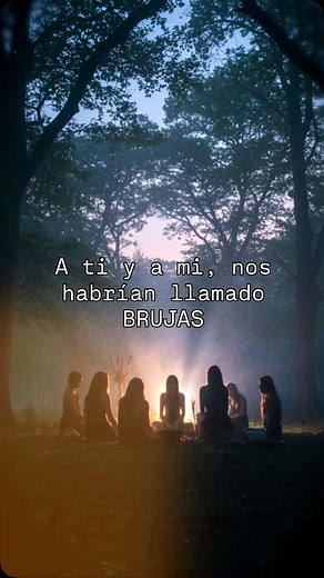 💫 Hoy el mundo se disfraza, pero tú y yo sabemos que lo que de verdad da miedo no está afuera… está adentro. 👁️ Lo que se ilumina con velas, es eso que ya no puedes seguir negando. 💀 Lo que se honra, te libera de seguir cargando lo que no es tuyo. 🔥 Hoy no es noche de miedo, es noche de poder. De quitarte las máscaras que usas para encajar, de mirar tus sombras sin salir corriendo, de decir: sí, esto también soy yo. Y si alguna vez olvidas quién eres, mírate al espejo en la oscuridad 🪞 y di