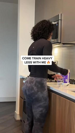 🔥COME TRAIN LEGS WITH ME (GYM)🔥Starting the weekend off right with a heavy day of training legs. Let’s get it in! 💪🏾😮‍💨METHOD:👇🏾Circuit One:- 6 Back Squat Rest 3 mins X5 Circuit Two:- 10 Elevated Real Lunge per side Rest 2 mins x5 Circuit Three:- 10 Split Squat per side - 15 Split Jump Squat per sideRest 2 mins x 5If you liked this workout, hope inside the @reset.app to see more daily workouts and other structured training programs — Start your 7-Day Free Trial TODAY! 🥳