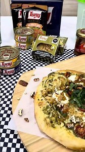 With these two homemade pizzas, you've got the perfect combo to enjoy the games with your friends