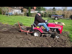 Pflug Pflügen mit Rasentraktor