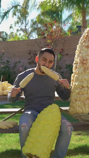 Addicted to ELOTES 😂 | The Crazy Gorilla