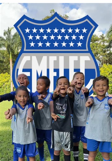 Todos somos azules de corazón 💙 En EMELEC MILAGRO no solo aprenden a dominar un balón, los más chiquitos aprenden a interactuar, compartir, relacionarse, comportarse, convivir y adaptarse a cualquier entorno. Aparte de aprender técnicas de futbol, también salen a florecer sus destrezas empíricas.⚽️ VEN Y SE PARTE DE EMELEC MILAGRO ⚡️🗣️💙 #milagrocity🍍 #milagrocity #emelecmilagro #clubsportemelec #emelec