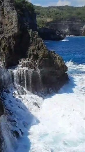Where the Ocean Meets the Rocks 💙 | Angel’s Billabong, Bali #Indonesia #travel