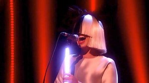 Sia presentando en vivo su icónico tema “Alive”. | Sia News Mx