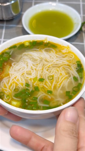 13K views · 108 reactions | Ăn lẩu cua bầu mà chỉ mê bát mì gạo thui các bác ạ, nó quyện, nó ngọt, đậm đà … mê tơi, ăn 4 bát mì vẫn còn bon | Chinh Phương | Facebook