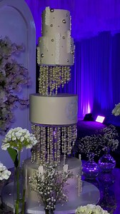 O nosso bolo encantado, coberto de pérolas lindas e estruturas peroladas. Com essa perfeição apenas na @noivos.padrinhos.cakes WhatsApp 923069058 | Noivos & Padrinhos