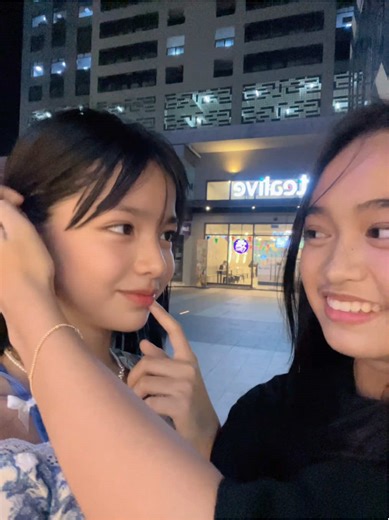 Kiss Moments: Scarlett, Astrid, and Klee's Sweet Stories