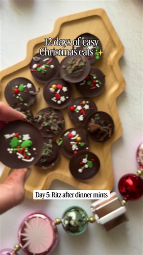 🎄 Day 5: Ritz after dinner mints Trust me on this one… these are outrageously good. I’m calling it: one of my favourite Christmas treats I’ve ever made. Crunchy, minty, salty, sweet… they just work REALLY well 🤌✨ You need: • 15 mini Ritz crackers • 1 block dark chocolate • 1 block mint chocolate (I love the Lindt mint one) • Sprinkles or crushed peppermint crisp (optional, but cute/yum) To make: 1. Melt both chocolates together until smooth. 2. Spoon or pipe a little chocolate into a mini muff