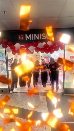 WE KEPT A SECRET… 🤫 STORE NR. 3 IS HERE – ZÜRICH HB! 🚉❤️ Am 09.10. haben wir unseren dritten Store eröffnet! 🥹 Da der Zürich HB einer der meistfrequentierten Bahnhöfe der Schweiz ist, haben wir uns bewusst für ein Silent Opening entschieden ohne grosse Ankündigung, um einen riesigen Andrang zu vermeiden. Und trotzdem wart ihr schon SO viele! 🥹🫶🏼 THANK YOU FOR THE LOVE! ZÜRICH HB, WE’RE HERE! ❤️‍🔥 #miniso #minisoswiss #lifeisforfun #grandopening #viral