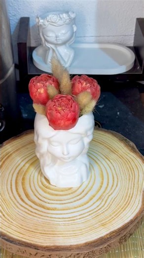 Τρεις μικρές ανθοδέσμες. #lumieracandless #candleaesthetic #homedecor