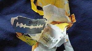 Rasierklingen unter BVB-Aufkleber versteckt – Schalke-Fan verletzt sich