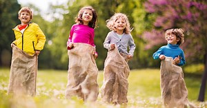 Spielspaß auf der Wiese: Das braucht ihr für Sackhüpfen