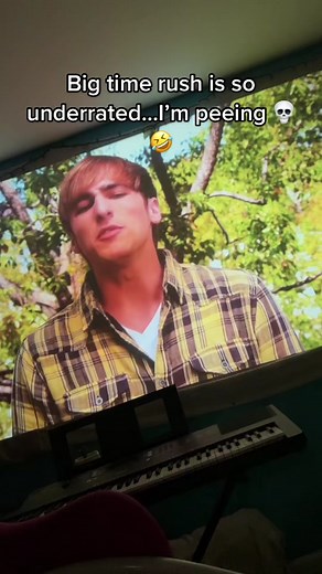 The way he’s riding that scooter 💀✋🏻🤣 #fyp #bigtimerush #btr #foryou #nickolodeon @Big Time Rush @JAMES MASLOW @kendallschmidt