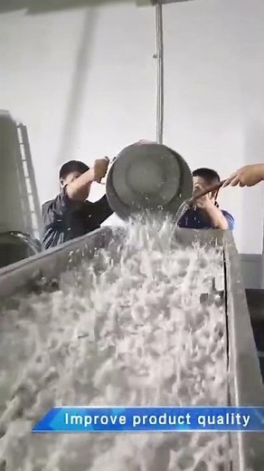 How does the linear vibrating screen machine sieving the slurry liquid?