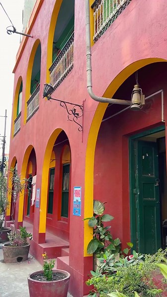A cafe with a vintage ambiance • BoiThek is a cute cafe situated at Uttarpara. . . 📍 Uttarpara, Hooghly . Credits: @himika.sinha #boithek #kolkatabuzz #kolkatadiaries #kolkatasutra #coffeeroaster #cafeteria #coffeelover #coffees #coffeebreak #café #thirdwavecoffee #café #cafevibes #cafereels #reels #reelitfeelit | Whats Hot Kolkata