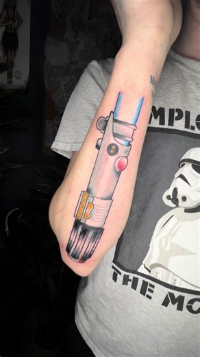Proper enjoyed tattooing anakins lightsaber from star wars, i have the best clients !🔥🔥🔥 #starwars #starwarstattoo #lightsaber #lightsabertattoo #tattoo #anakinskywalker #darthvader #neotraditionaltattoo #tattooapprentice #neotrad