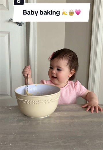 baby sous chef reporting for duty 👩🏻‍🍳 they turned out really well despite Charlotte eating half the banana hahaha Baby Banana Muffins - 1 banana - 2 eggs - 3/4 cup Flour - 1/2 tsp Cinnamon - 1 tsp Baking Powder Bake @ 350 degrees Fahrenheit until a toothpick comes out clean (mine took 5 min in a mini muffin tin!) #toddlercooking #babycooking #babychef #babybaker #trending
