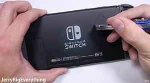 Nintendo Switch primeşte teste de zgâriere şi îndoire de la JerryRigEverything; Rezistă binişor la stres (Video)