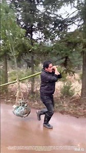 It leverages the principle of the lever